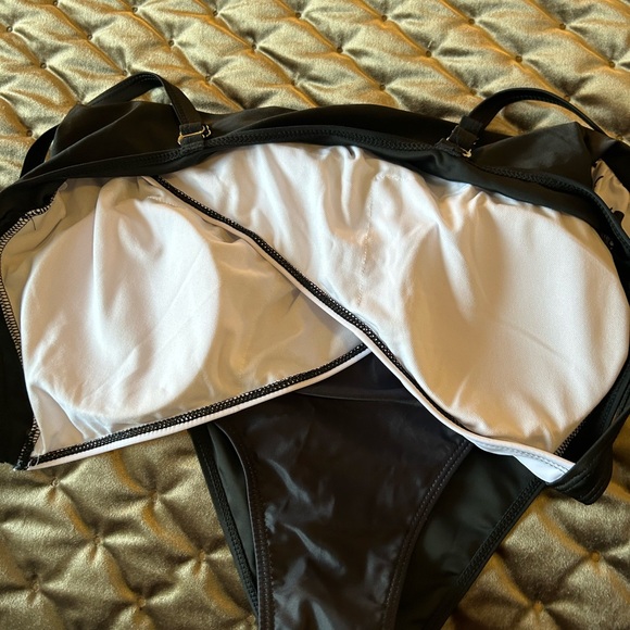 Black/white swimsuit - Picture 6 of 11